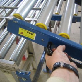 Klappelement Arnold blau Rollenbahn.jpg